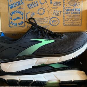 BROOKS woman’s tennis shoes